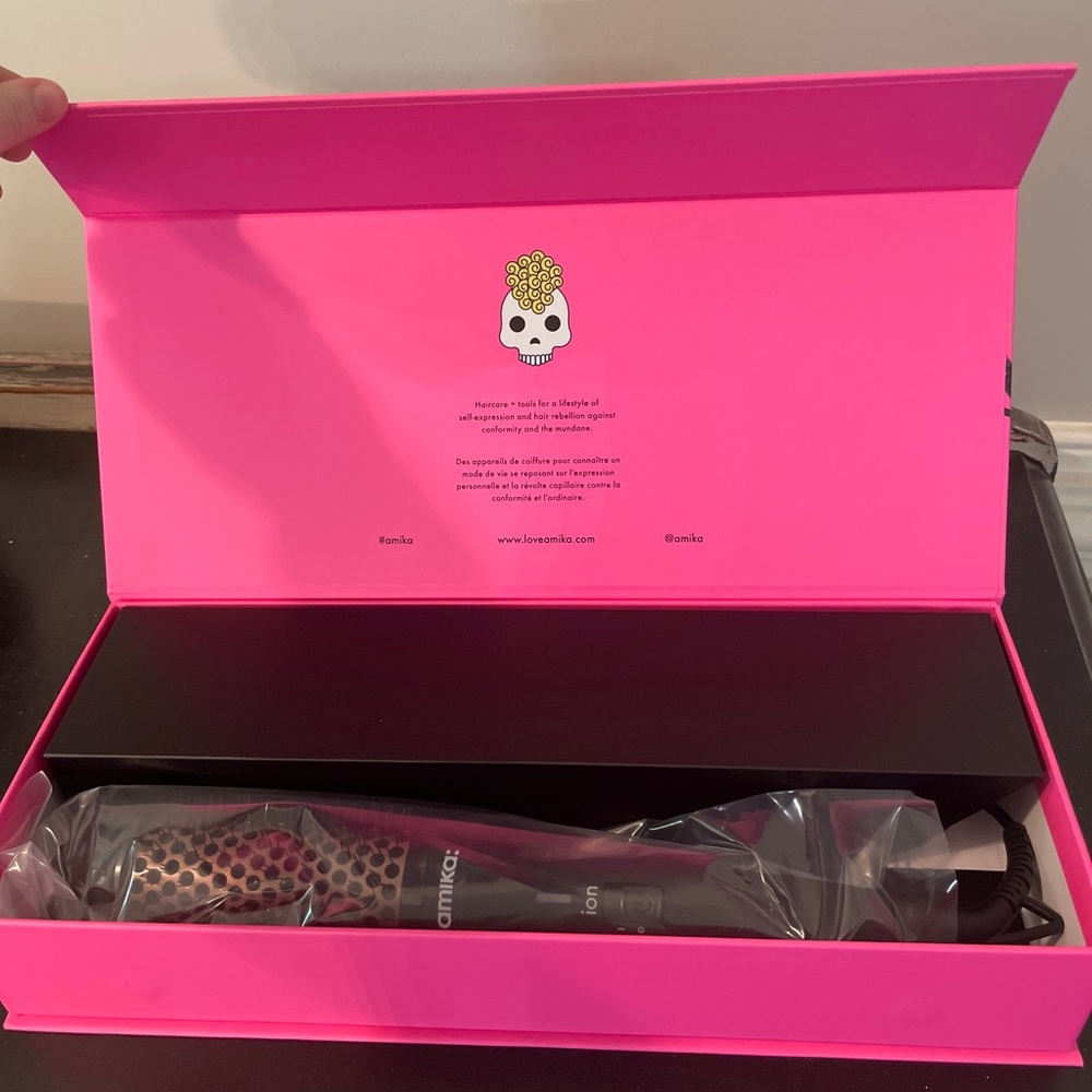 AMIKA BLOWOUT BABE BRAND NEW! NEVER BEEN OPENED!!